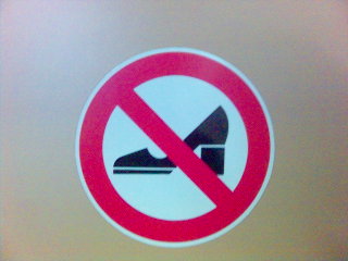 Schuhe sind backstage verboten.