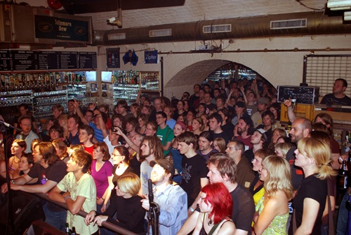 Foto: Publikum im Chelsea in Wien. Wintersporttournee 2008.